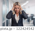 広告素材　ビジネスシーンで頭を抱えて悩む女性 122424542