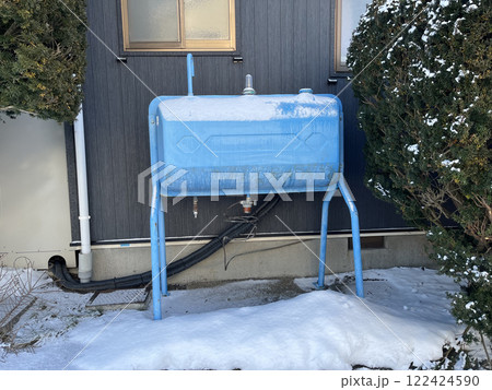 古い錆びた灯油タンク 古い錆びた灯油タンク 122424590