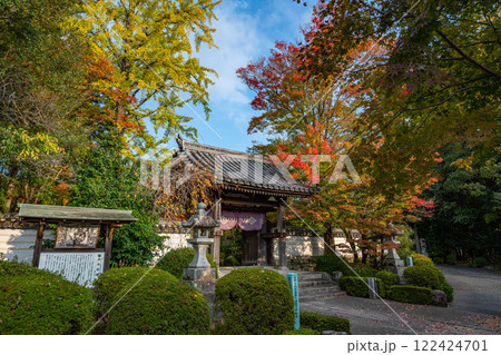 大内氏館の山門と紅葉 122424701