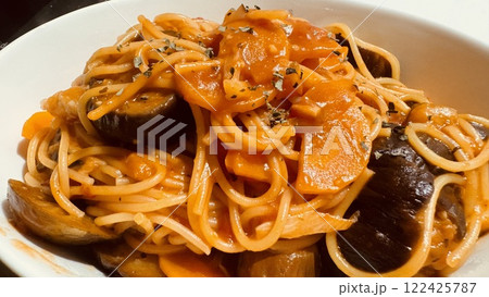 茄子と人参のトマトパスタ、彩りと風味を楽しむ一皿 122425787