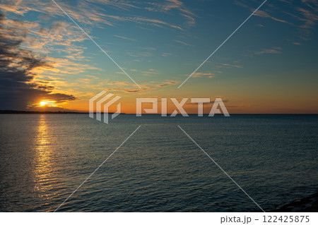 シェラトン沖縄サンマリーナリゾートから見る夕日 シェラトン沖縄サンマリーナリゾートから見る夕日 122425875