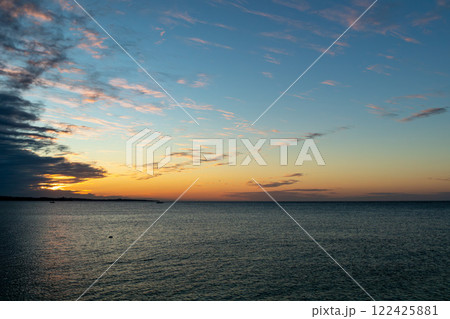 シェラトン沖縄サンマリーナリゾートから見る夕日 122425881