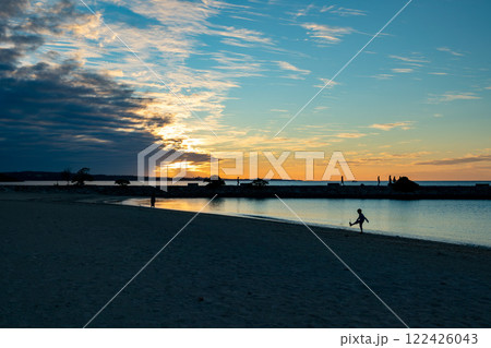 シェラトン沖縄サンマリーナリゾートから見る沖縄の夕日 122426043