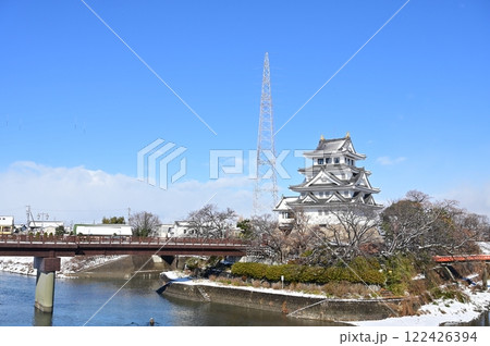 犀川と墨俣一夜城（岐阜県大垣市）晴天の雪景色 122426394