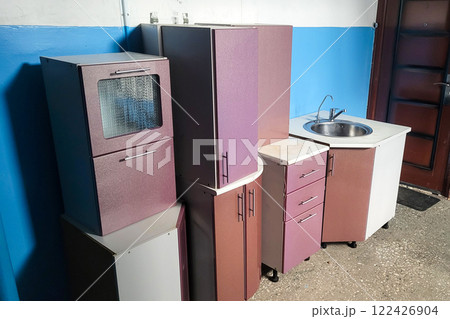 Old kitchen furniture is taken out of the apartment to be thrown into the trash, the concept of updating and repairing furniture 122426904