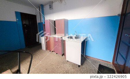 Old kitchen furniture is taken out of the apartment to be thrown into the trash, the concept of updating and repairing furniture 122426905