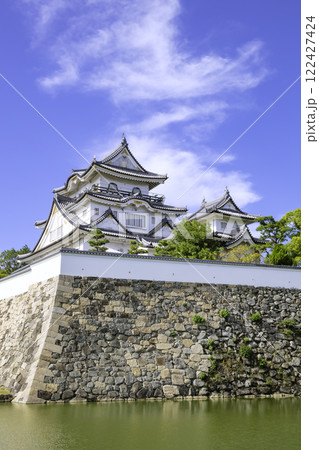 内堀に映える美しい岸和田城天守閣（大阪府岸和田市） 122427424