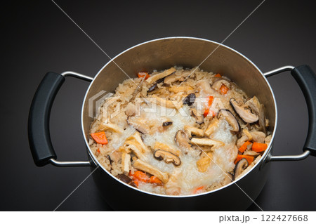 お正月に残ったお餅と米を一緒に炊き込んだ、うまみたっぷりの五目御飯 122427668