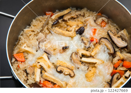お正月に残ったお餅と米を一緒に炊き込んだ、うまみたっぷりの五目御飯 お正月に残ったお餅と米を一緒に炊き込んだ、うまみたっぷりの五目御飯 122427669