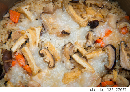 お正月に残ったお餅と米を一緒に炊き込んだ、うまみたっぷりの五目御飯 お正月に残ったお餅と米を一緒に炊き込んだ、うまみたっぷりの五目御飯 122427671