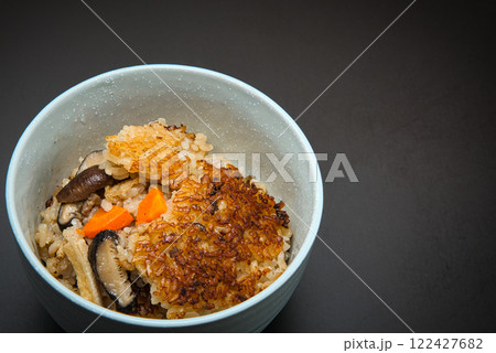 お正月に残ったお餅と米を一緒に炊き込んだ、うまみたっぷりの五目御飯 お正月に残ったお餅と米を一緒に炊き込んだ、うまみたっぷりの五目御飯 122427682