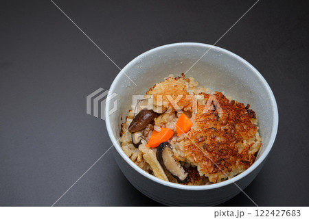 お正月に残ったお餅と米を一緒に炊き込んだ、うまみたっぷりの五目御飯 お正月に残ったお餅と米を一緒に炊き込んだ、うまみたっぷりの五目御飯 122427683