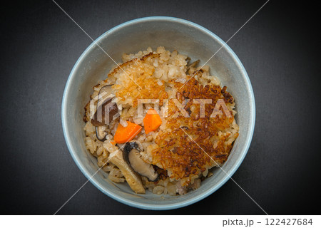 お正月に残ったお餅と米を一緒に炊き込んだ、うまみたっぷりの五目御飯 お正月に残ったお餅と米を一緒に炊き込んだ、うまみたっぷりの五目御飯 122427684