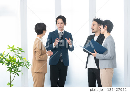 オフィスで会議するビジネスマンたち オフィスで会議するビジネスマンたち 122427932