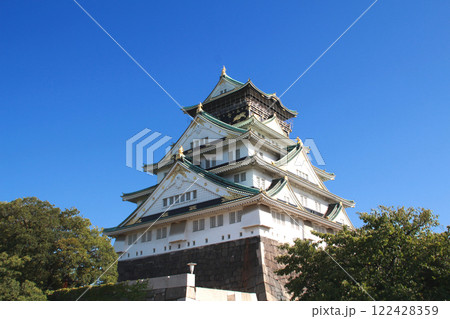 快晴の青い空と大阪城 122428359