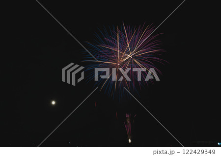焼津市の焼津漁港で開催された焼津海上花火大会の夜空に打ちあがる花火(静岡県) 122429349