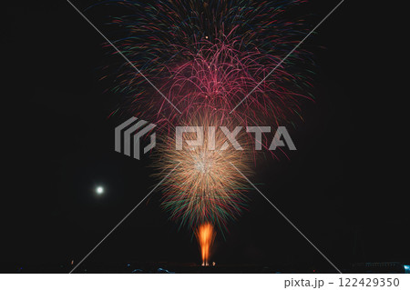焼津市の焼津漁港で開催された焼津海上花火大会の夜空に咲く花火(静岡県) 焼津市の焼津漁港で開催された焼津海上花火大会の夜空に咲く花火(静岡県) 122429350