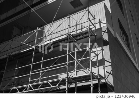 マンション建設現場　足場の架け払い 122430946