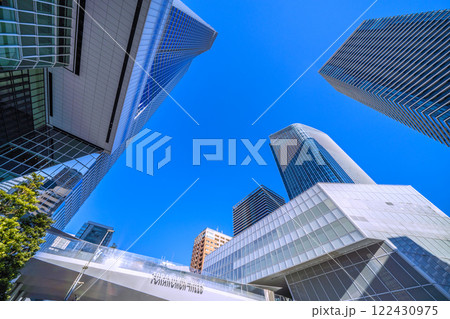 日本の東京都市景観 輝く時代へ…虎ノ門ヒルズステーションタワーやビル群などを望む＝令和7年1月18日 122430975