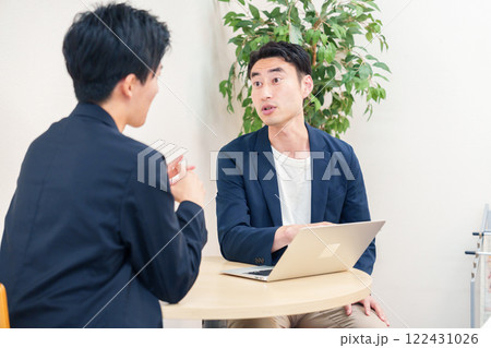 ビジネスカジュアルで働く男性のビジネスマン ビジネスカジュアルで働く男性のビジネスマン 122431026