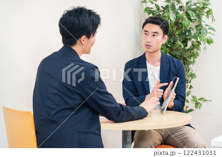 ビジネスカジュアルで働く男性のビジネスマン ビジネスカジュアルで働く男性のビジネスマン 122431031