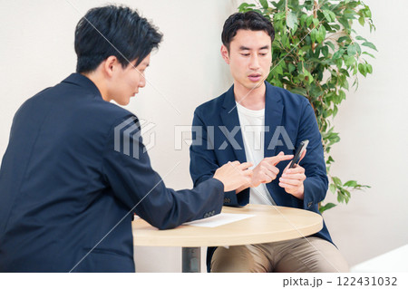 ビジネスカジュアルで働く男性のビジネスマン 122431032