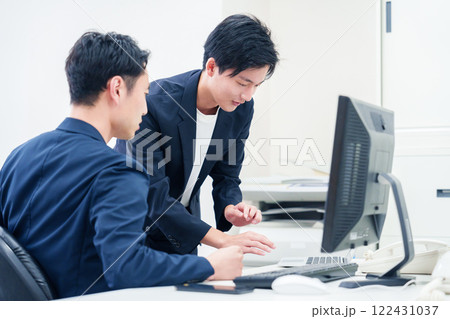 ビジネスカジュアルで働く男性のビジネスマン 122431037