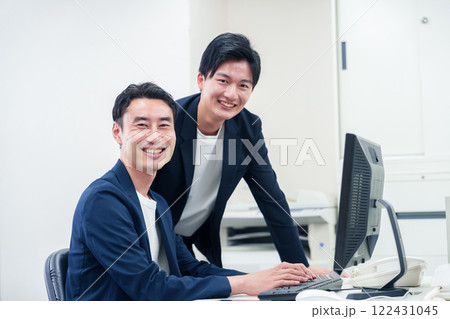ビジネスカジュアルで働く男性のビジネスマン ビジネスカジュアルで働く男性のビジネスマン 122431045