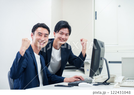 ビジネスカジュアルで働く男性のビジネスマン ビジネスカジュアルで働く男性のビジネスマン 122431048
