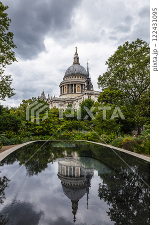 Iconic St. Paul Cathedral in London Mirrored in a Reflective Water Feature 122431095