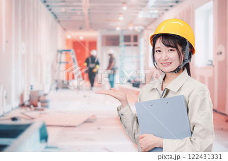 建設現場の施工管理をする女性 122431331