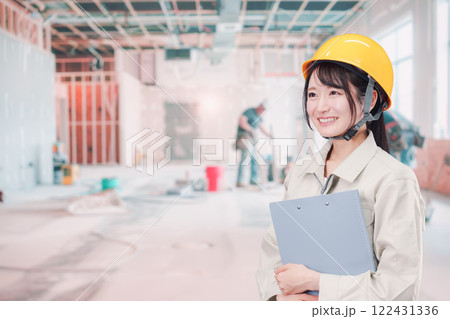 建設現場の施工管理をする女性 122431336