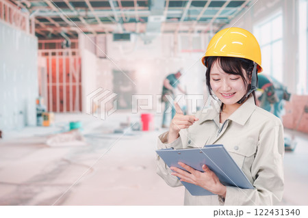 建設現場の施工管理をする女性 建設現場の施工管理をする女性 122431340