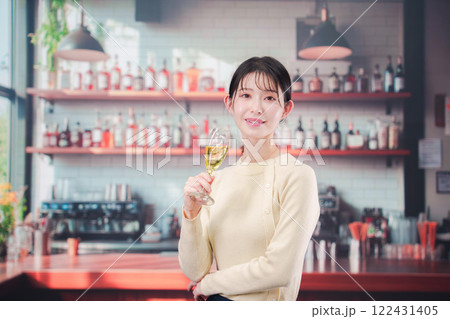 バーでワインを飲む若い女性 122431405
