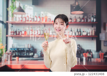 バーでワインを飲む若い女性 122431408