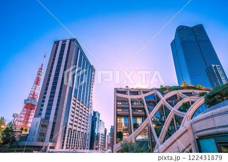 日本の東京都市景観 輝く時代へ…(外国人観光客らで賑わう)麻布台ヒルズなどを望む＝令和7年1月18日 122431879