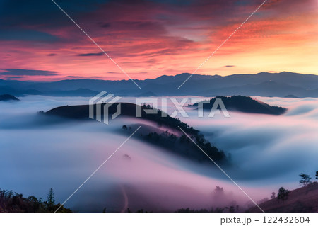 Sea of fog flowing on hill in countryside at sunrise 122432604