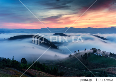 Sea of fog flowing on hill in countryside at sunrise 122432608