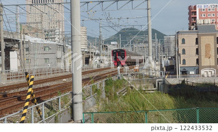 街中を走る赤と黒に塗装された電車 街中を走る赤と黒に塗装された電車 122433532