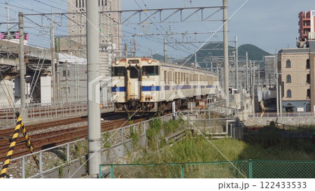 街中を走る旧国鉄時代の車両 122433533