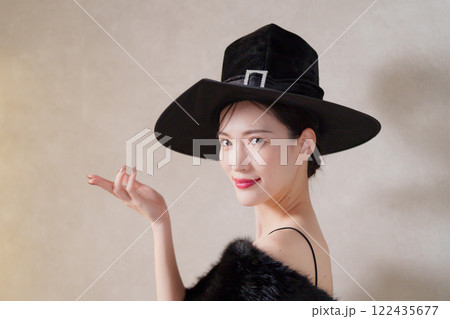ハロウィンに魔女のコスプレをする女性 ハロウィンに魔女のコスプレをする女性 122435677