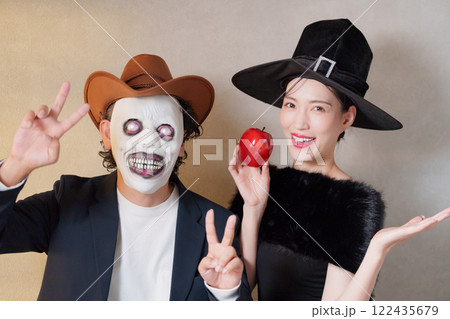 ハロウィンにコスプレをする男女 ハロウィンにコスプレをする男女 122435679