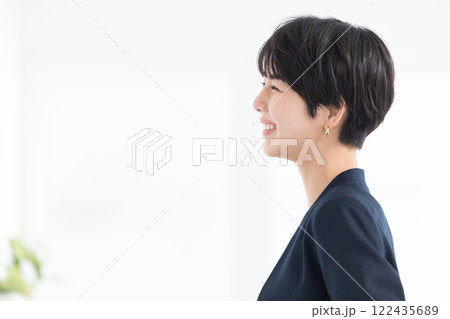 笑顔の女性ビジネスマンの横顔 122435689
