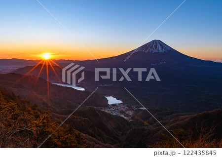 （山梨県）王岳より望む朝焼けと富士山の絶景 122435845