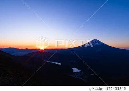 (山梨県)王岳より望む朝焼けと富士山の絶景 (山梨県)王岳より望む朝焼けと富士山の絶景 122435846