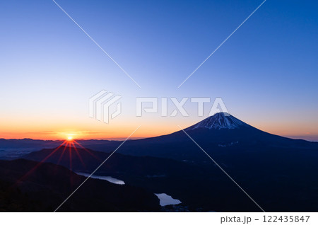(山梨県)王岳より望む朝焼けと富士山の絶景 (山梨県)王岳より望む朝焼けと富士山の絶景 122435847