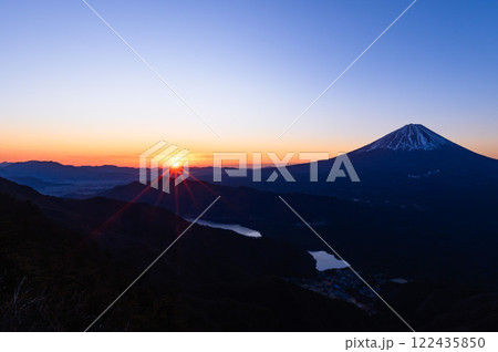 (山梨県)王岳より望む朝焼けと富士山の絶景 (山梨県)王岳より望む朝焼けと富士山の絶景 122435850