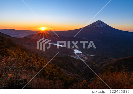 （山梨県）王岳より望む朝焼けと富士山の絶景 122435853