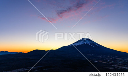 竜ヶ岳より望む朝焼けの空と富士山の絶景 122435933