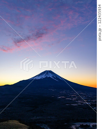 竜ヶ岳より望む朝焼けの空と富士山の絶景 122435934